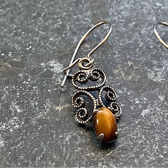 Tigers eye dangle earrings with delicate filigree detail. - Picture 4 of 6
